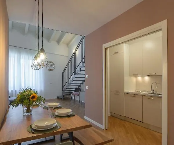 Center Duplex Elegant With Netflix